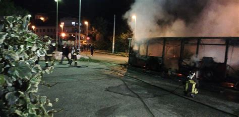 Messina In Fiamme Bus Dell Atm A Giampilieri Le Drammatiche Immagini