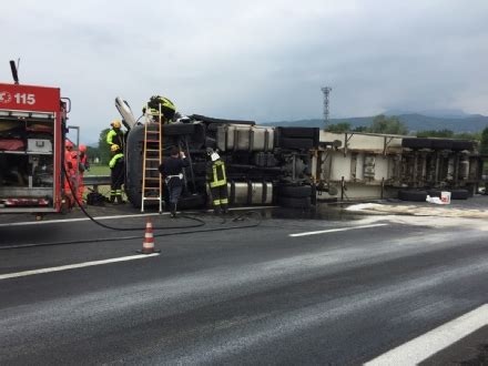 IVREA Camion Carico Di Prosciutti Si Ribalta Sull Autostrada Autista