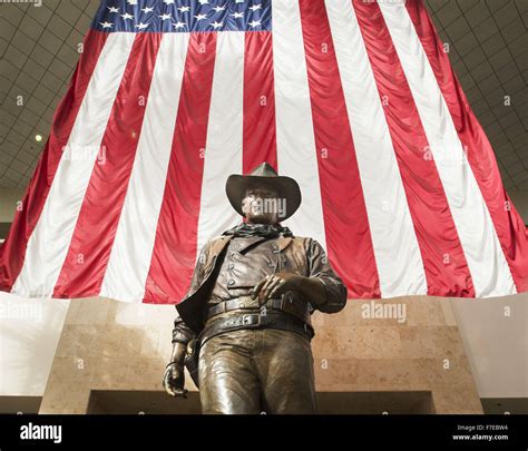 John wayne statue airport hi-res stock photography and images - Alamy