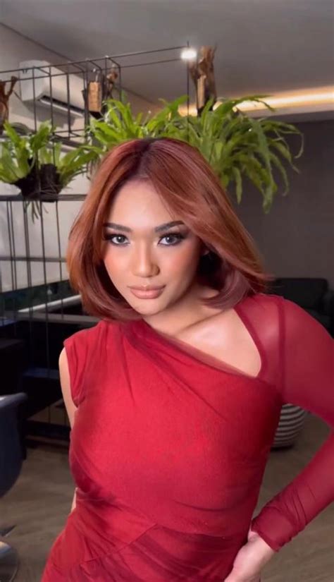 Pamer Rambut Merah Marion Jola Tampil Hot Pakai Dress Transparan Okezone Lifestyle