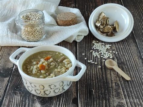 Zuppa Di Orzo E Funghi In Pentola A Pressione Cotto In Un Click