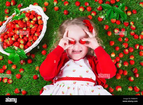 Niño Comiendo Fresa Niña Y Niño Jugar Y Comer Fresco Fresas Maduras