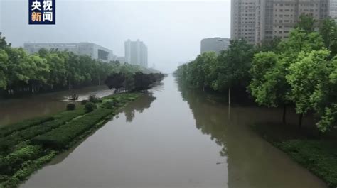 强降雨致河南新乡内涝，积水齐腰深暴雨