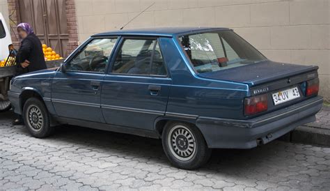 RENAULT 9 - Review and photos