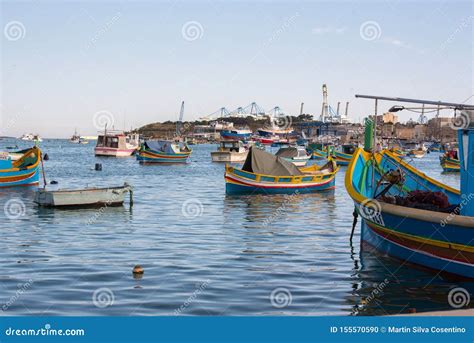 Barcos Coloridos Observados Tradicionales Luzzu En El Puerto Del Pueblo