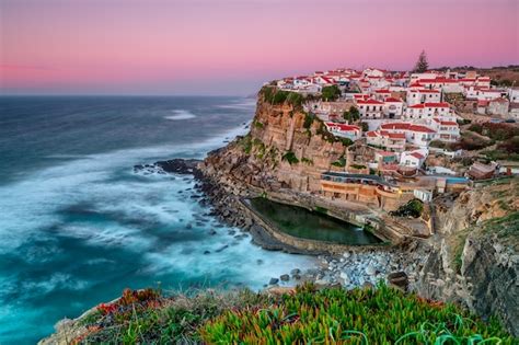 Pôr do sol na cidade de azenhas do mar piscina natural Foto Premium