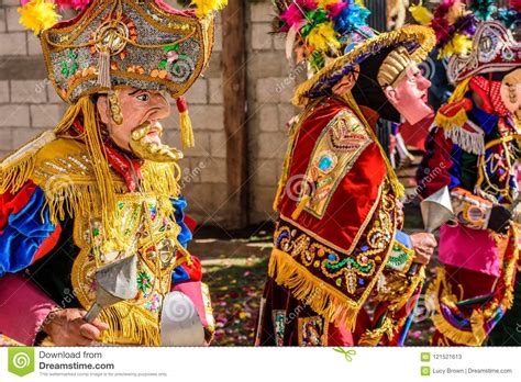 Bailarines Populares Tradicionales En La Calle Guatemala Foto De