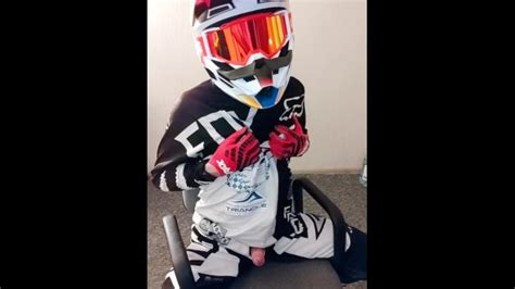 MX Motoboy 在 MX 头盔上射精 Pornhub Gay