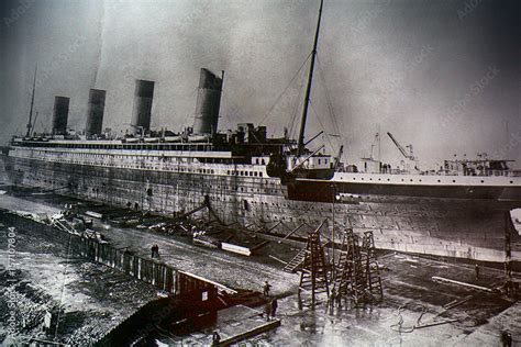 Photographie Titanic On An Old Photo Belfast Northern Ireland