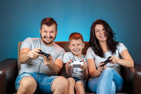 Un Jeu Gay De M Re Et Fils De P Re De Famille Sur Les Jeux Vid O Console R Agissent Avec Motion