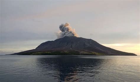 Erupsi Gunung Ruang Bandara Sam Ratulangi Ditutup Sementara