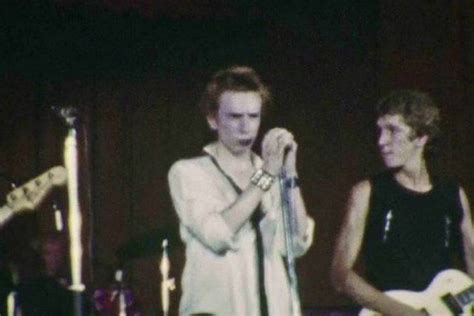 Filmagens raras do show dos Sex Pistols são vendidas por R mil