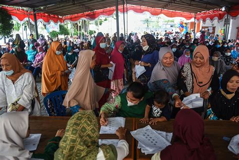 FOTO Potret Warga Terima Beras Bantuan Pangan Di Palembang