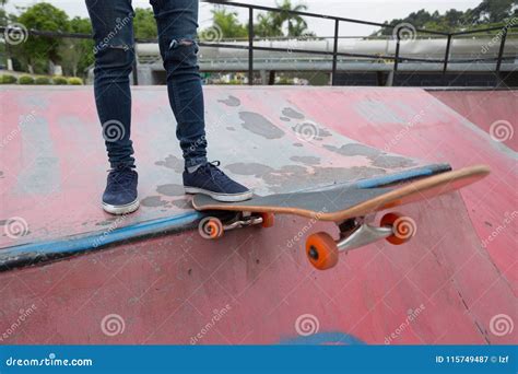 Skater Que Sakteboarding Na Rampa Do Skatepark Imagem De Stock Imagem