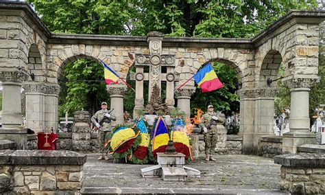 Ceremonie Militar La Cimitirul Eroilor De Ziua Veteranilor De R Zboi