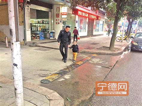 男童放学跑出幼儿园迷路 交警帮助找父母宁德网