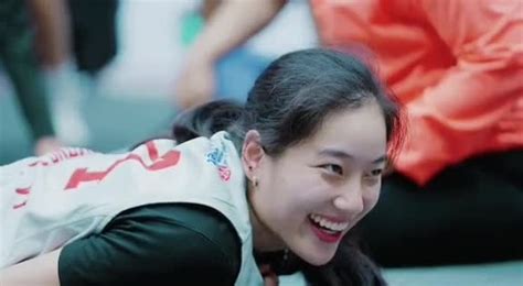 Khoảnh khắc xinh đẹp đốn tim của hot girl bóng rổ tuyển Việt Na