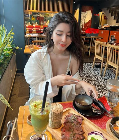 Hot girl quyến rũ nhất Sài thành có hình thể đẹp khó tin chỉ nhờ làm điều này trong lúc ngủ