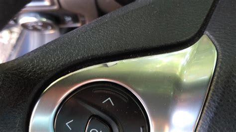 Облетает хром накладка на руле — Ford Focus Sedan III, 2 л, 2012 года ...