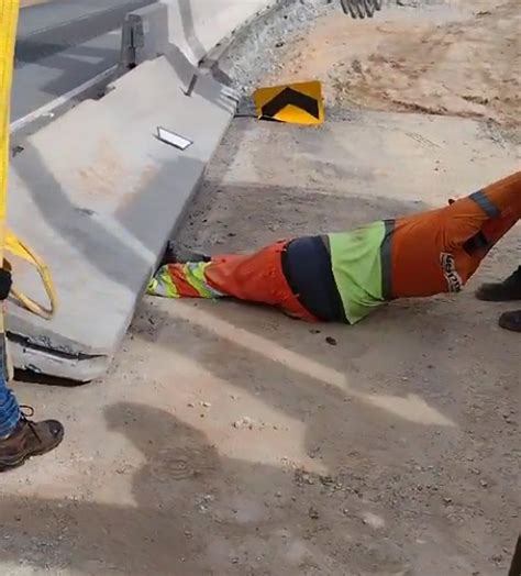 Funcionário tem perna esmagada por barreira de concreto em obra na