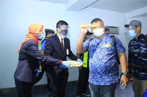 Raih 30 Juta Penumpang Saat Pandemi Bandara Soetta Bagi Bagi Cokelat