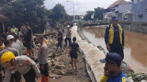 Tanggul Sungai Cigede Jebol 7 027 Jiwa Terdampak Banjir Di Dayeuhkolot