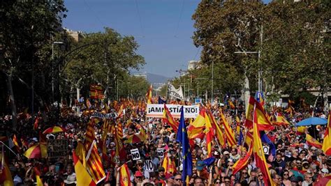 Dezenas De Milhares Protestam Em Barcelona Contra Lei De Amnistia