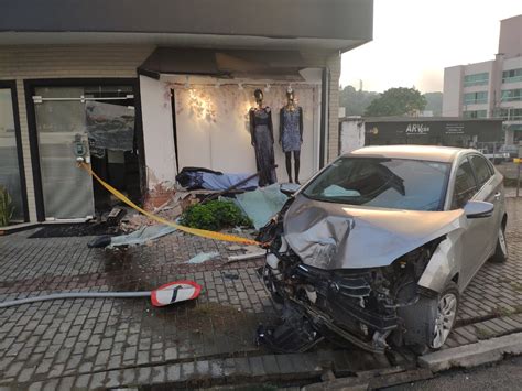 Motorista Desvia De Carro Para Evitar Acidente E Bate Em Vitrine De