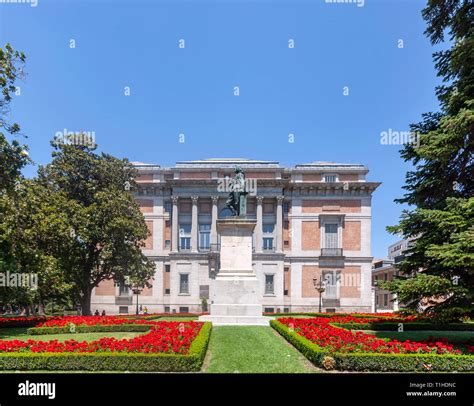 Plaza Murillo and Prado Museum from the entrance of Real Jardín