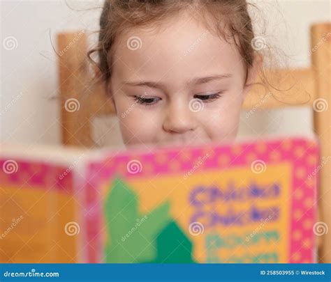 Jeune Fille Lisant Un Livre Avec Attention Image Stock Image Du