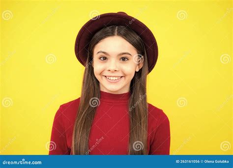 Joyeux Portrait Adolescent Adorable Petite Fille Souriante Sur Fond