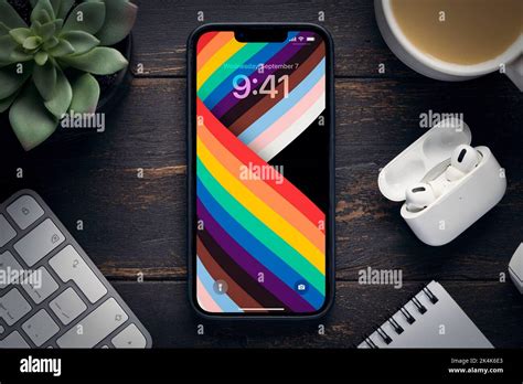 El Nuevo Iphone Pro Max Con El Original Salvapantallas Arco Iris