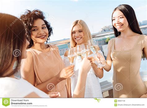 Mujeres Bonitas Positivas Que Beben El Vino Espumoso Foto De Archivo