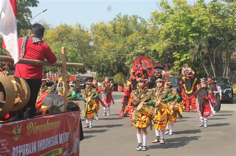 SMAN 1 KAUMAN TURUT SERTA MEMERIAHKAN PAWAI BHINEKA TUNGGAL IKA