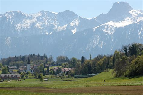 Zwei Bls L Tschbergbahn Nina Rabe Unterwegs Bei Uetend Flickr