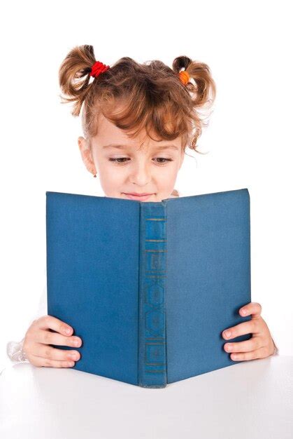 Livro De Leitura Infantil Isolado Em Um Fundo Branco Foto Premium