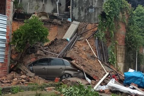 Carreta que transportava gás natural tomba em rodovia no Amazonas