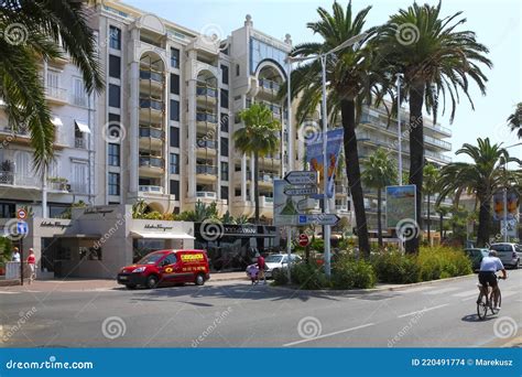 Moderne Gebouwen Op De Boulevard La Croisette Redactionele Stock