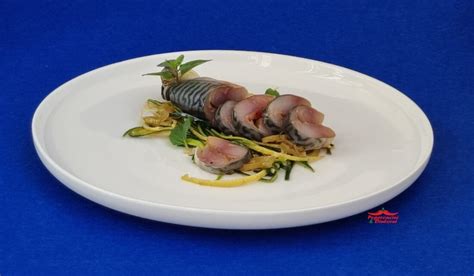 Salsicciotto Di Sgombro Marinato Alle Erbe Aromatiche Su Letto Di Zeste