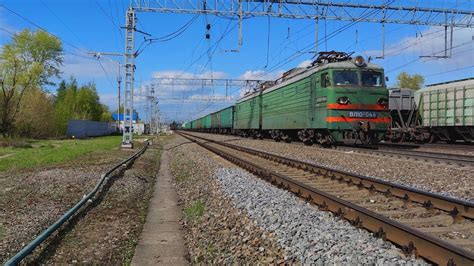 Железная дорога. Зелёный электровоз ВЛ10У-044 с грузовым поездом. - YouTube