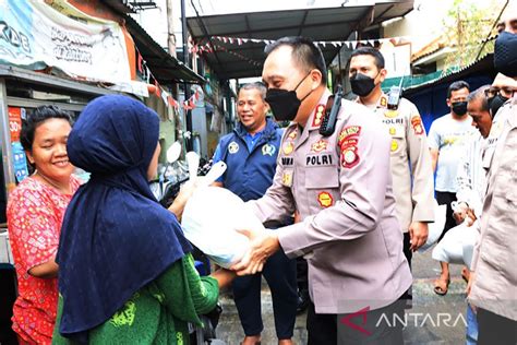 Polisi Bagikan Bantuan Pangan Ke Warga Taman Sari Dan Tambora ANTARA News