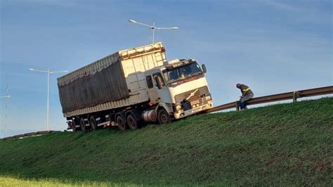 Carreta passa por cima de guard rail na MS 306 em Chapadão do Sul e