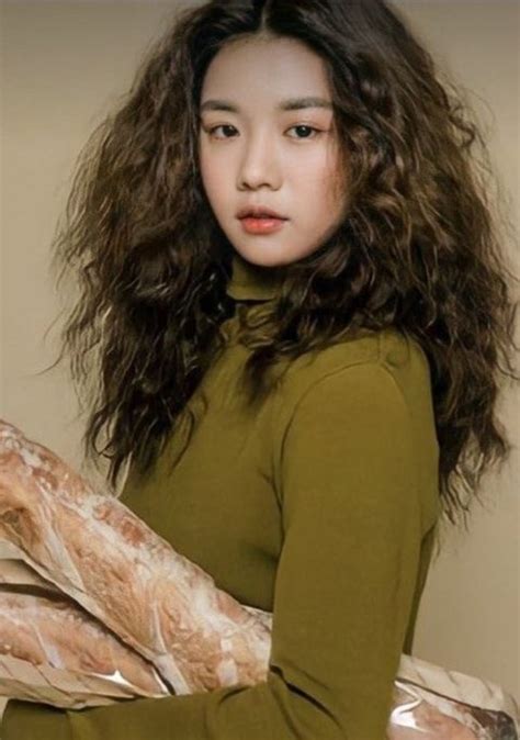 Photos of Go Yoon Jung Before She Became Famous, Some Edited to Look ...