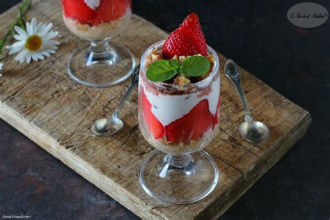 Coppa Al Mascarpone E Yogurt Con Fragole E Amarene Desert Recipes