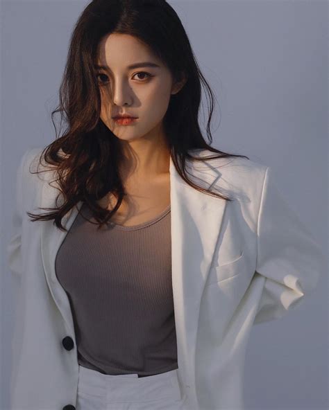 Hot girl Trung Quốc vẫn đẹp cuốn hút dù mặt nhiều nốt ruồi Báo Dân trí