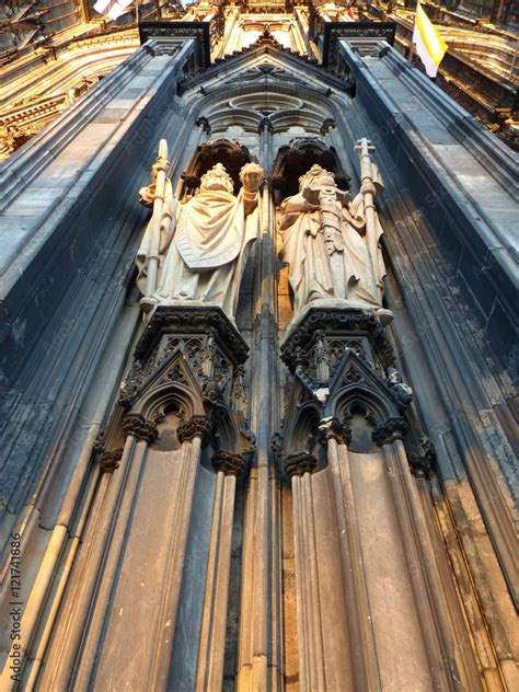 Zwei Heiligenstatuen Mit Kirchlichen Insignien Am Hauptportal Des