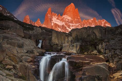 Malerischer Wasserfall Am Berg Fitz Roy Patagonia Stockfoto Bild Von