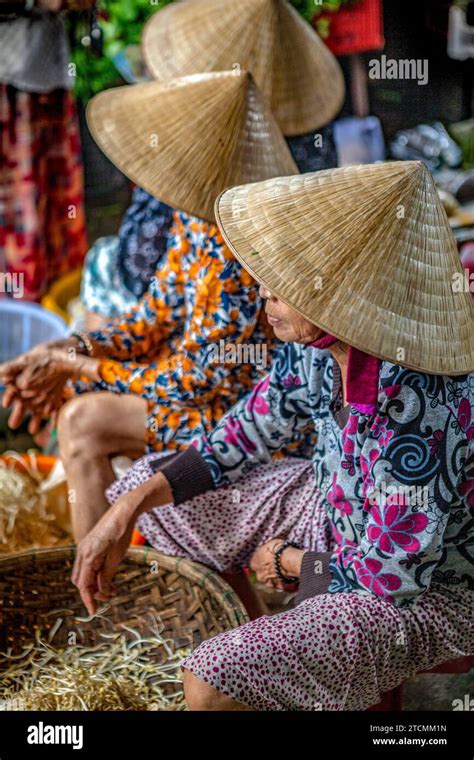 Women Wearing Traditional Straw Hats Non La In Hoi An Market