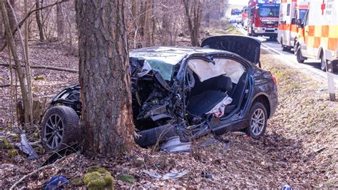 Bamberg BMW Fahrer kracht frontal gegen Baum 26 Jähriger schwebt