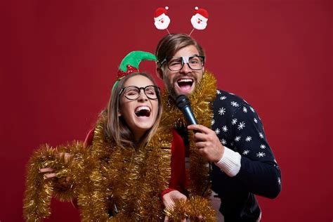 Casal Roupas De Natal Se Diverte Muito No Karaok Foto Gr Tis